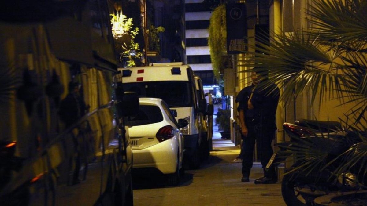 Los mossos registran la librería Europa, en Barcelona, el pasado viernes.