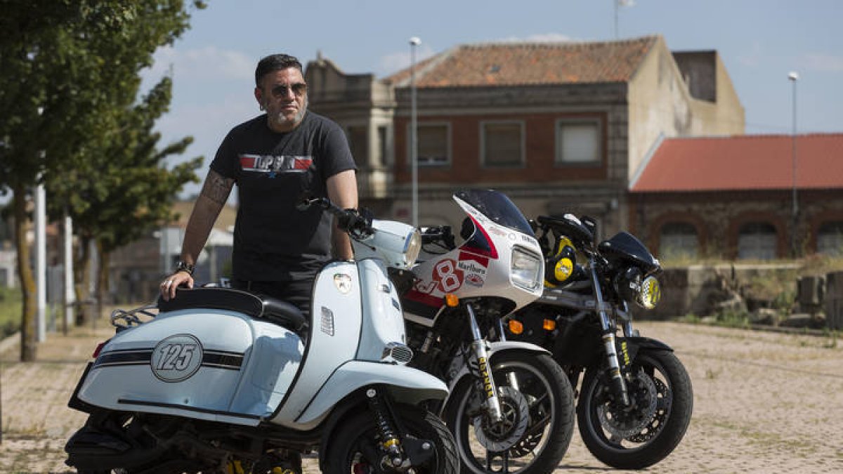 Daniel Pisabarro Gallego en la estación abandonada de tren en La Bañeza junto a sus tres motos clásicas. FERNANDO OTERO