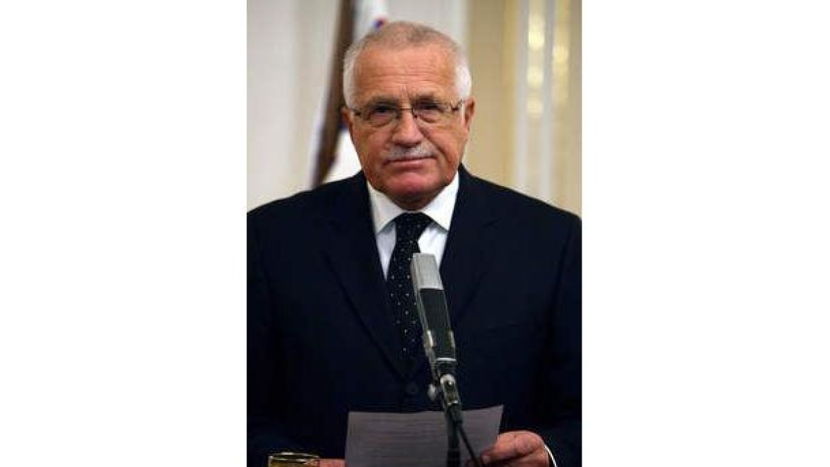 El presidente checo, Klaus, en la rueda de prensa del anuncio.