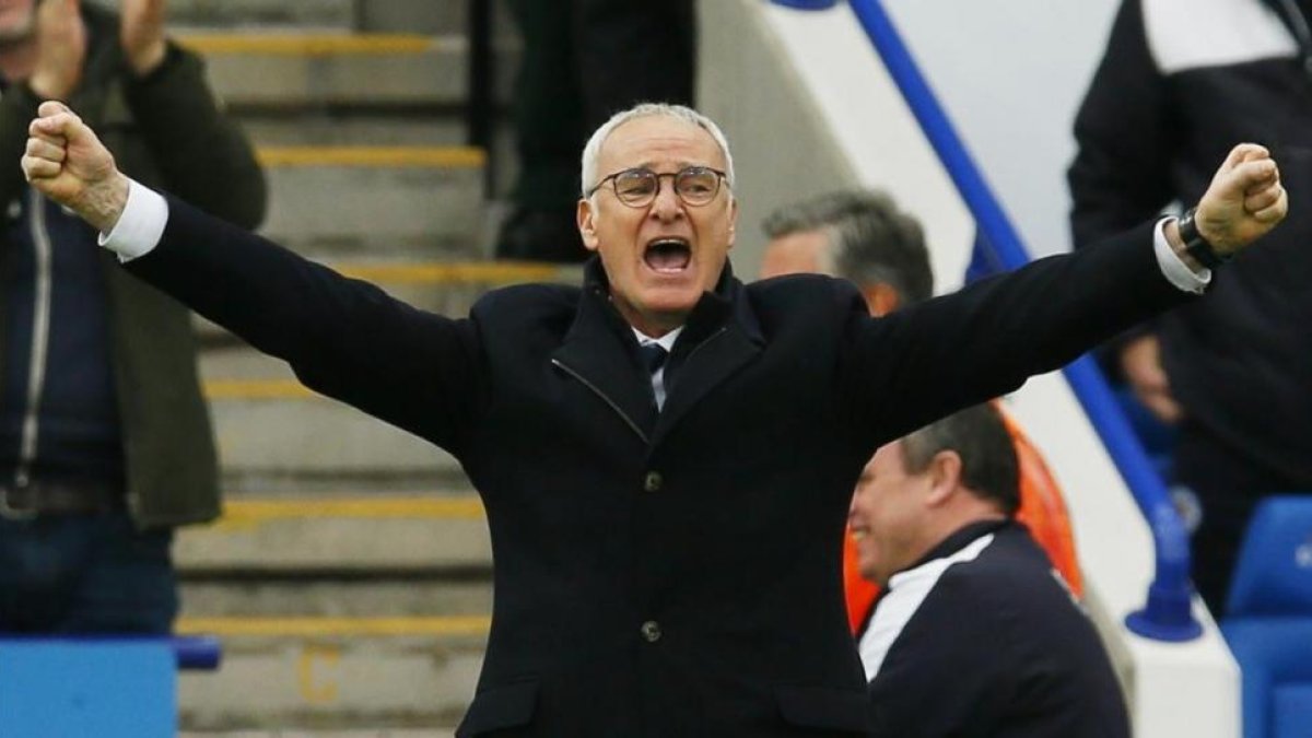 Ranieri festeja el tercer gol del Leicester al Swansea.