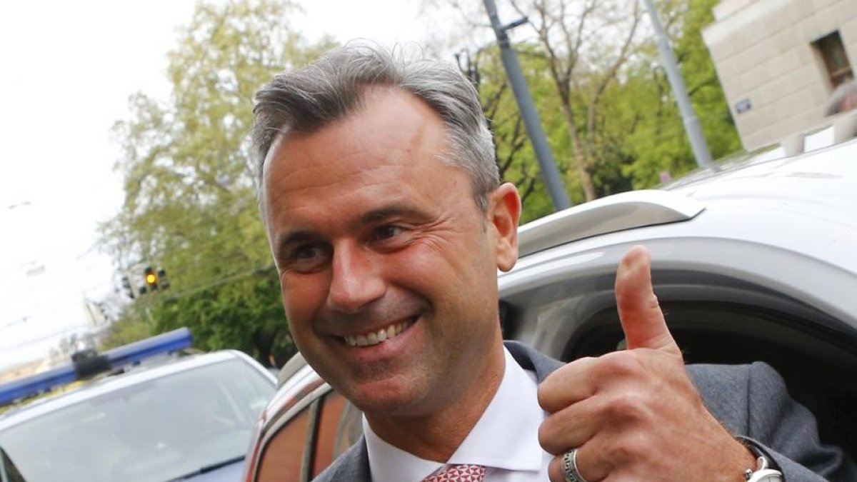 Norbert Hofer llega a la sede del ultraderechista FPO, en Viena, este domingo.