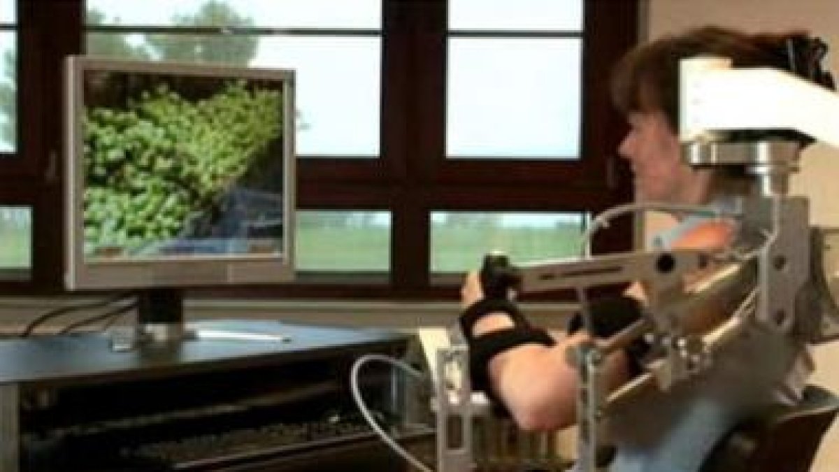Una paciente realiza rehabilitación con la práctica de un juego virtual.