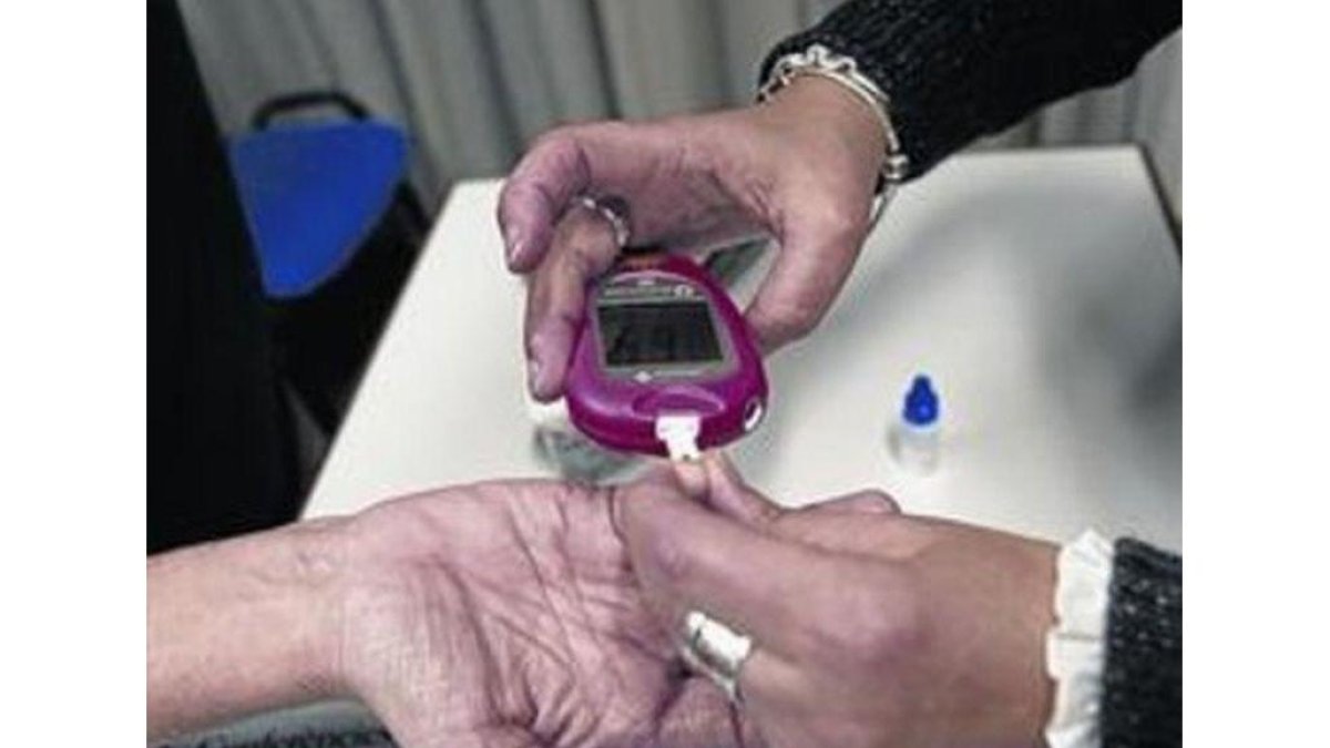 Un paciente se somete a la medición de los valores de glucosa para saber si precisa inyectarse insulina o no.