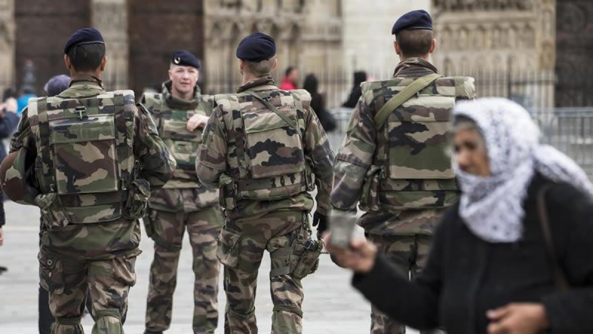Soldados galos patrullan en las inmediaciones de la catedral de Notre Dame, en París.