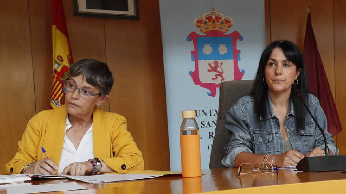 La concejala de Hacienda, María Ángeles González, y la alcaldesa de San Andrés, Ana Fernández Caurel. RAMIRO