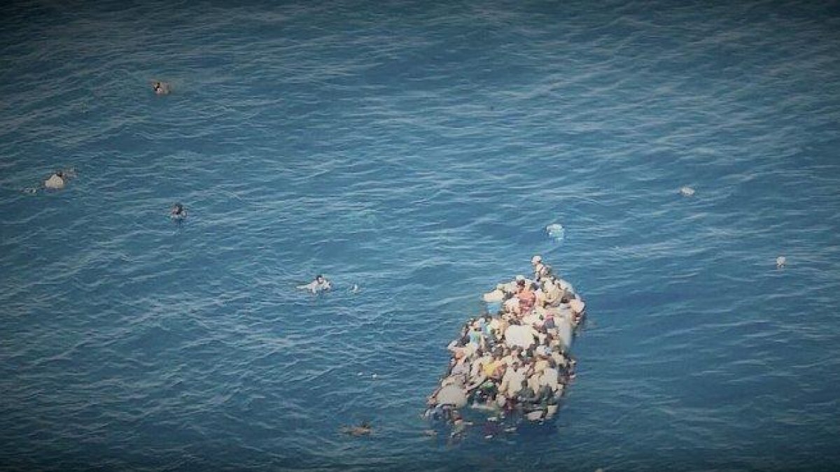 Naufragio de una patera frente a las costas de Libia este jueves, en una fotografía facilitada por Sea Watch.