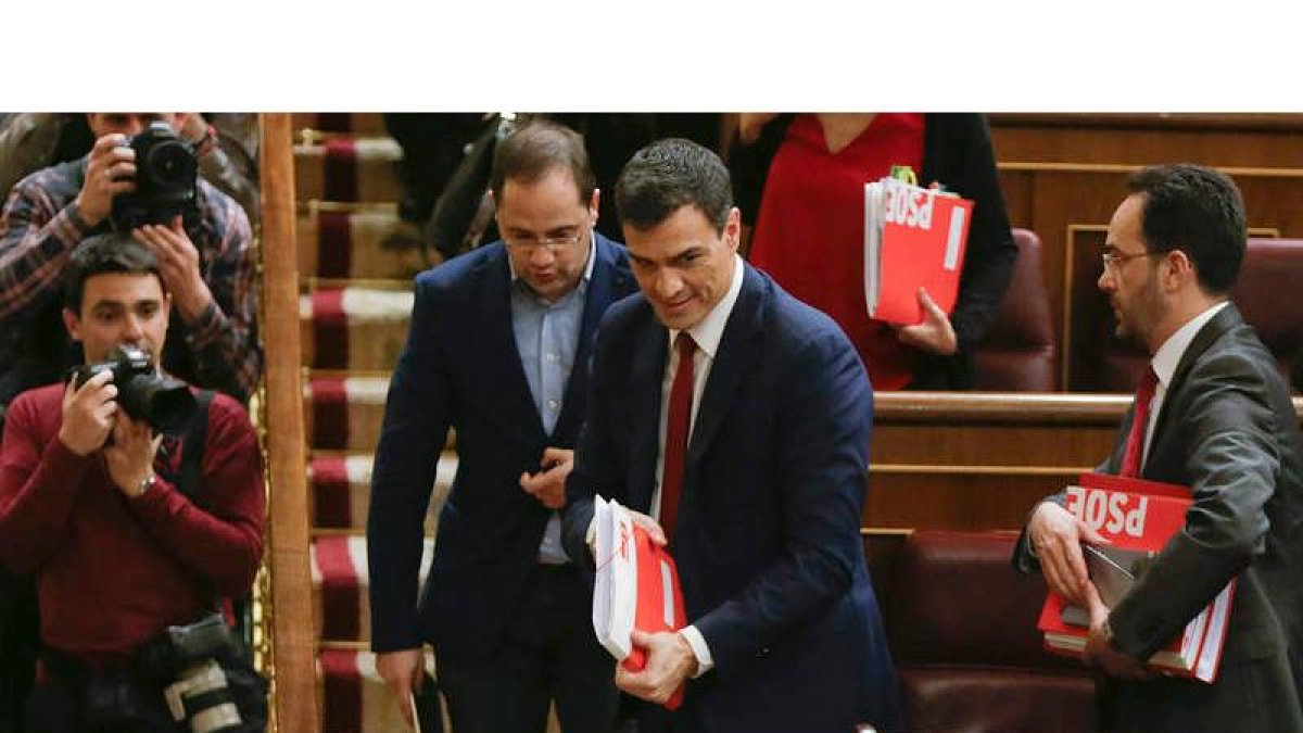 El secretario general del PSOE, Pedro Sánchez, abandona el hemiciclo después de la sesión de investidura vespertina. j. lizón