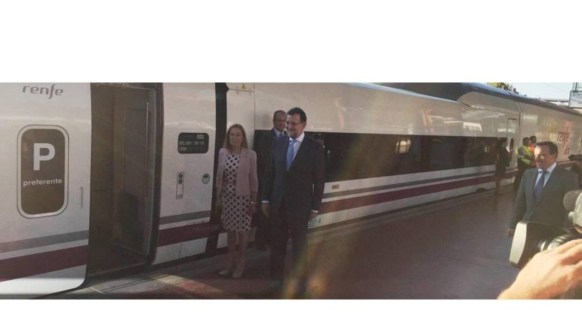 Mariano Rajoy y Ana Pastor, a punto de subir al primer AVE que partió de Madrid con destino a la estación de León.