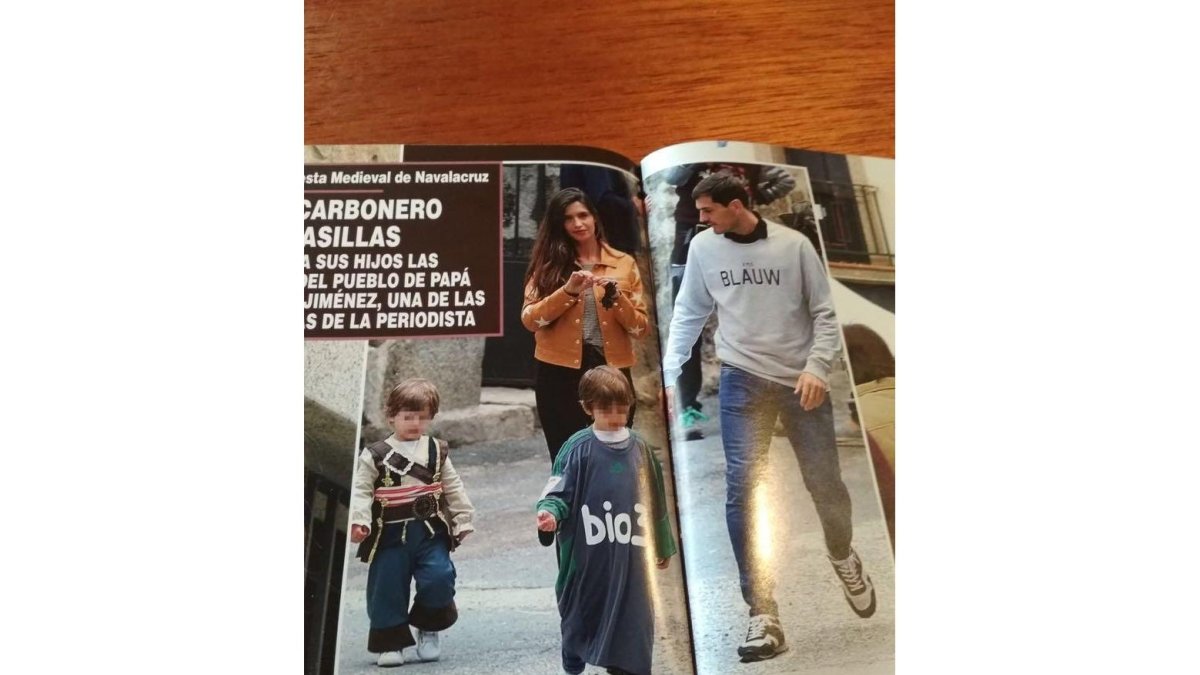 El hijo de Casillas en la revista Hola con la camiseta de la Deportiva.