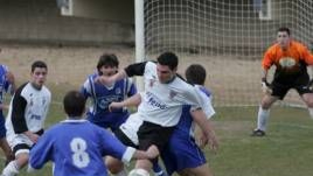 Chuca lo intentó todo ante el conjunto soriano, pero no tuvo su tarde ayer en el Área Deportiva