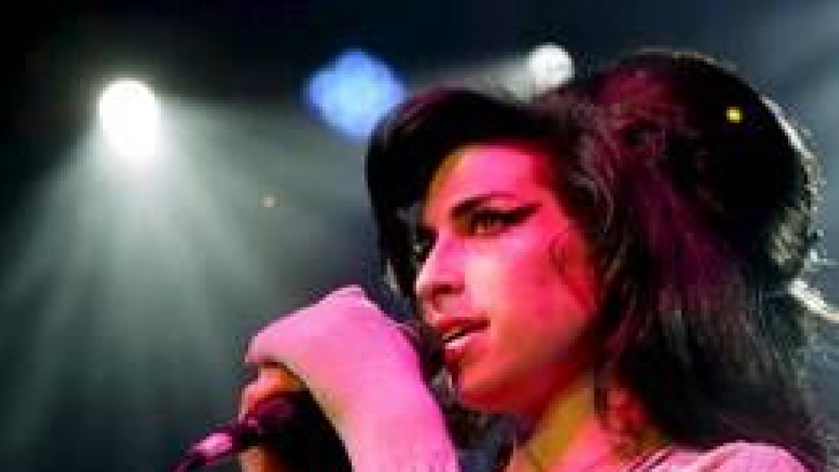 Fotografía de archivo de la cantante británica Amy Winehouse, gran triunfadora de los Grammy