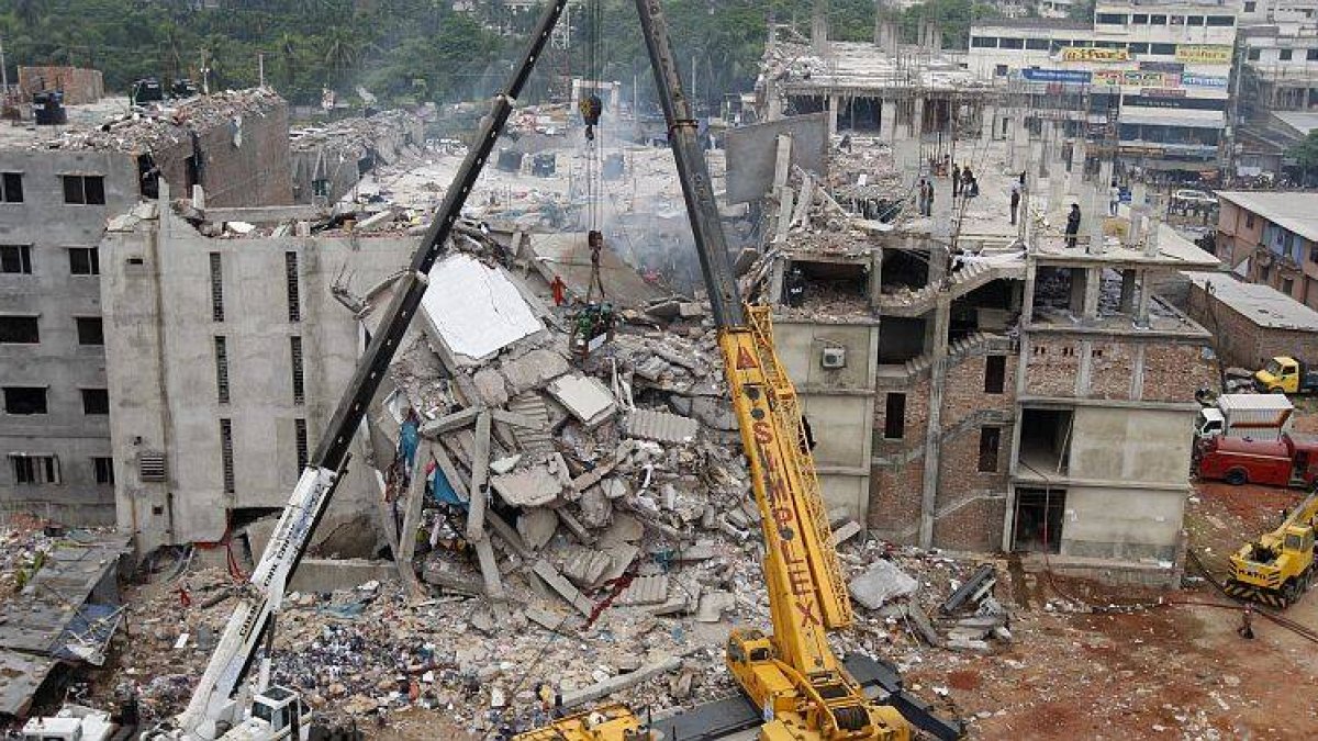 Vista aérea del edificio derrumbado en Savar.