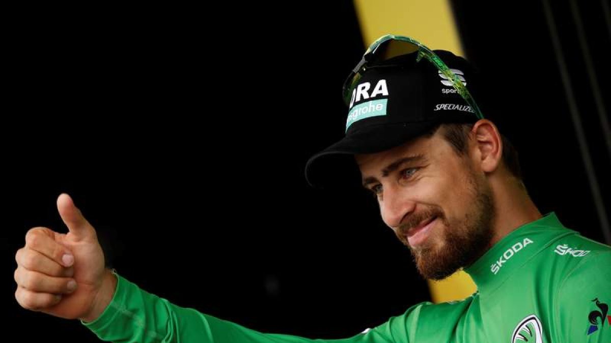 El eslovaco Peter Sagan celebra en el podio la victoria. YOAN VALAT