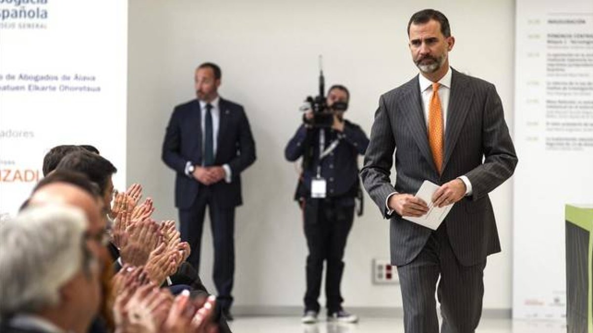 El rey Felipe VI, tras su intervención en la inauguración del XI Congreso Nacional de la Abogacía, en Vitoria, este miércoles, 6 de mayo.