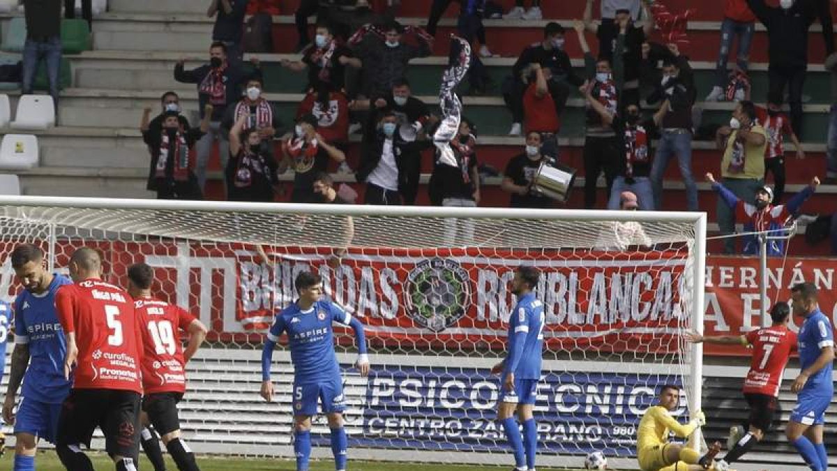 La afición culturalista con Magín y su bombo al frente alentó a su equipo en zamora. MARIAN MONTESINOS