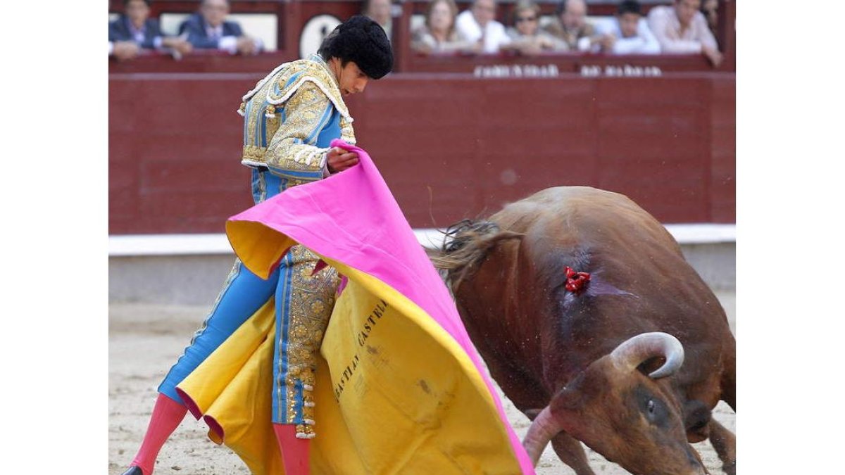 Sebastián Castella en la lidia a su primer toro.