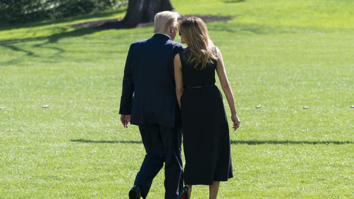 Trump y su esposa Melania se dirigen al helipuerto de la Casa Blanca. CHRIS KLEPONIS
