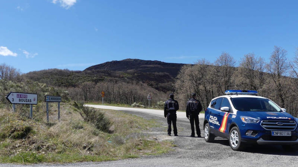 Agentes de la Policía Nacional durante la investigación policial del incendio de la Tebaida, días después del suceso. DL