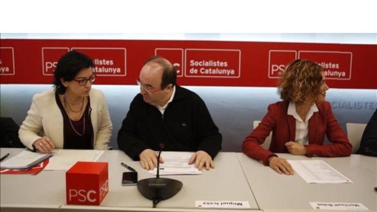 Miquel Iceta, entre Eva Granados y Meritxell Batet, en la sede del PSC.