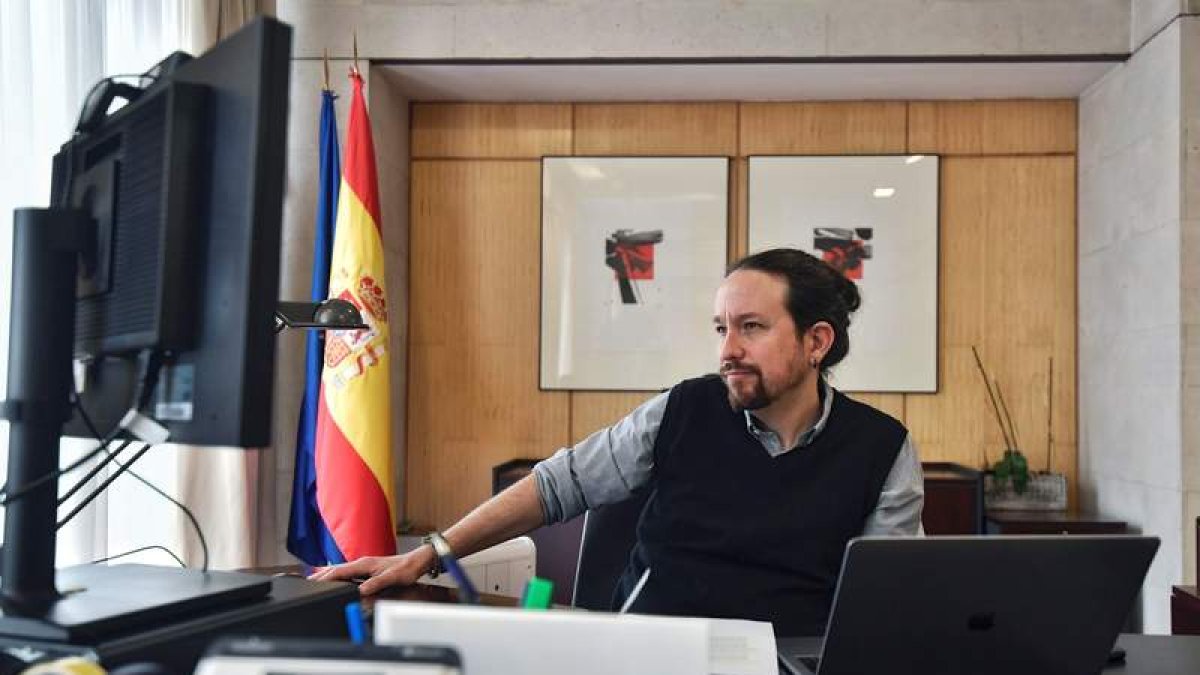 Pablo Iglesias, en su despacho oficial. DANI GAGO
