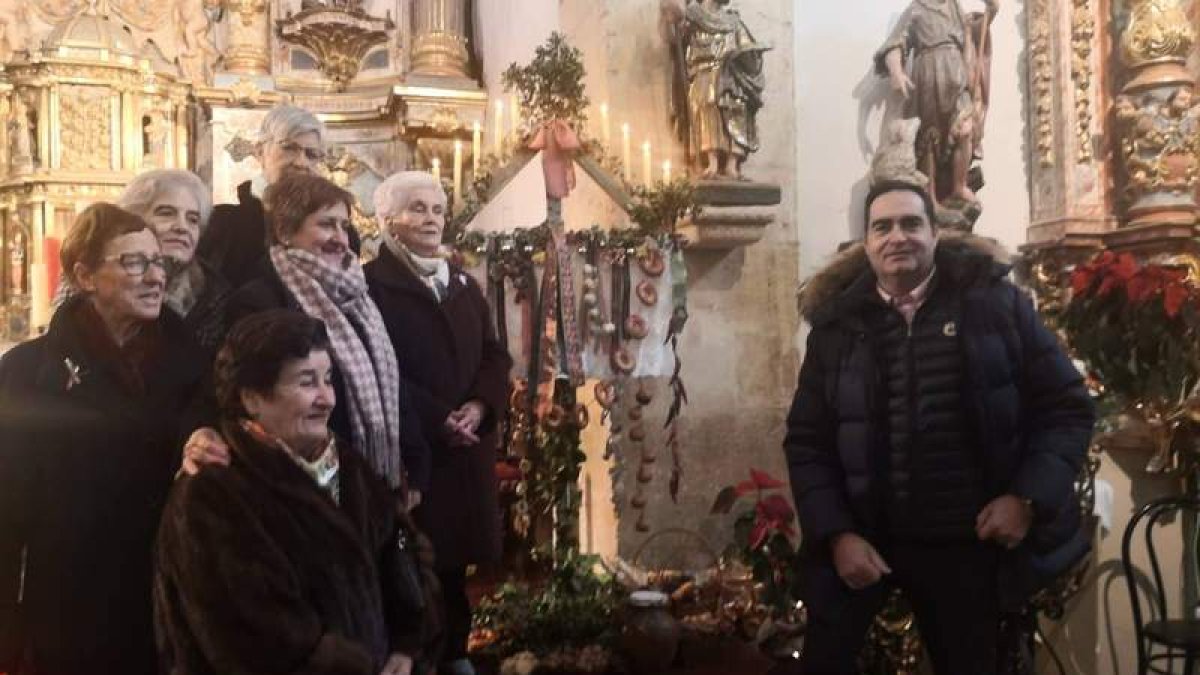 Las mujeres y el alcalde junto al Ramo de Navidad. C. F. M.