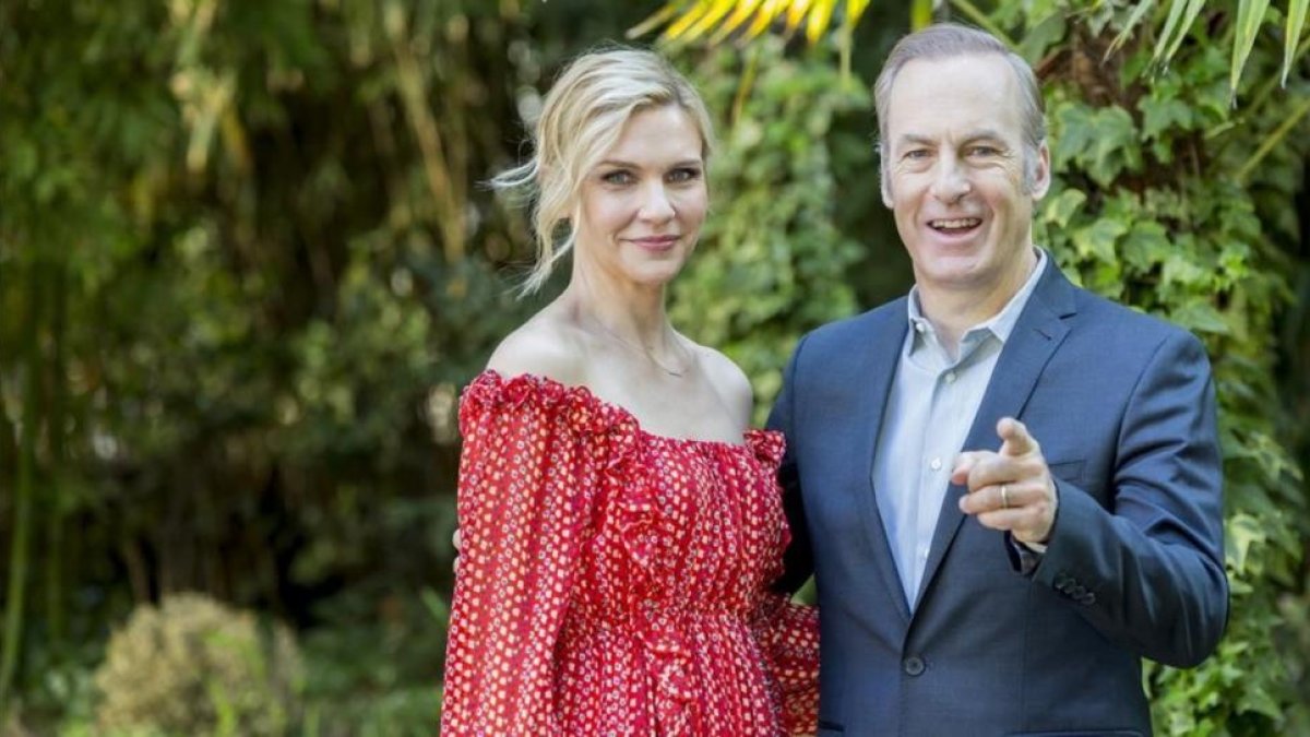 Bob Odenkirk y Rhea Seehorn, en la presentación, este lunes, en Madrid, de la tercera temporada de la serie 'Better call Saul'.