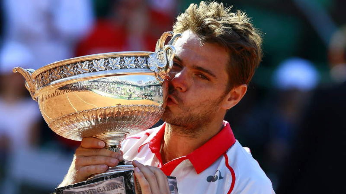 El tenista suizo Stan Wawrinka besa el trofeo de campeón de Roland Garros.
