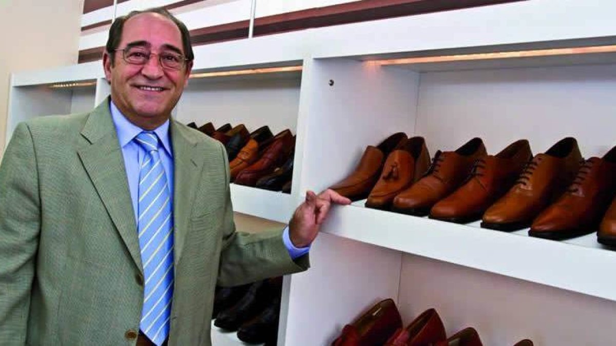Andrés Ferreras, natural de Cofiñal pero afincado en Sevilla hace dos décadas, posa en el interior de su tienda de la capital hispalense junto a algunos modelos.