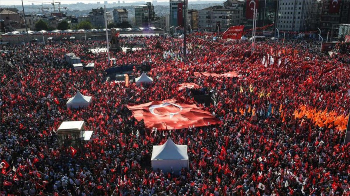 Manifestantes convocados por la oposición contra el golpe de Estado y el autoritarismo ocupan la plaza Taksim de Estambul.