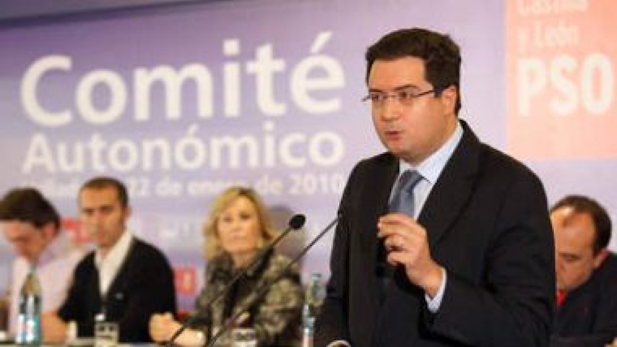 Óscar López interviene en el comité del partido.
