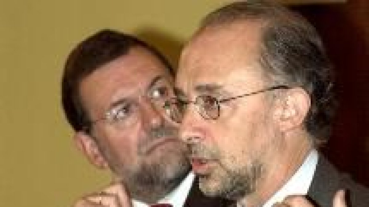 Rajoy, junto a Montoro, durante la rueda de prensa posterior al congreso de Ministros