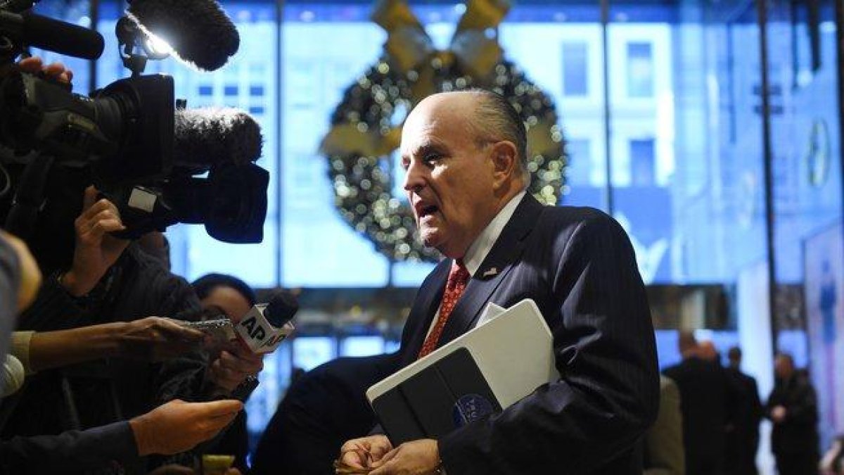 Giuliani ha recibido críticas tras revelar que pedirá a otro país, Ucrania, que promueva una investigación.