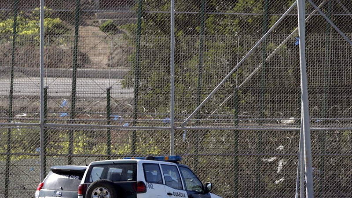 Dos vehículos de la Guardia Civil junto a la valla de Melilla.