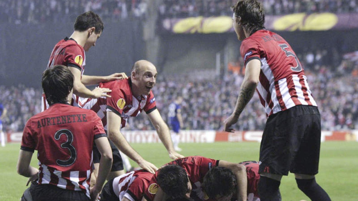 Lo jugadores del Athletic Club hacen una piña tras lograr el segundo gol ante el Manchester.