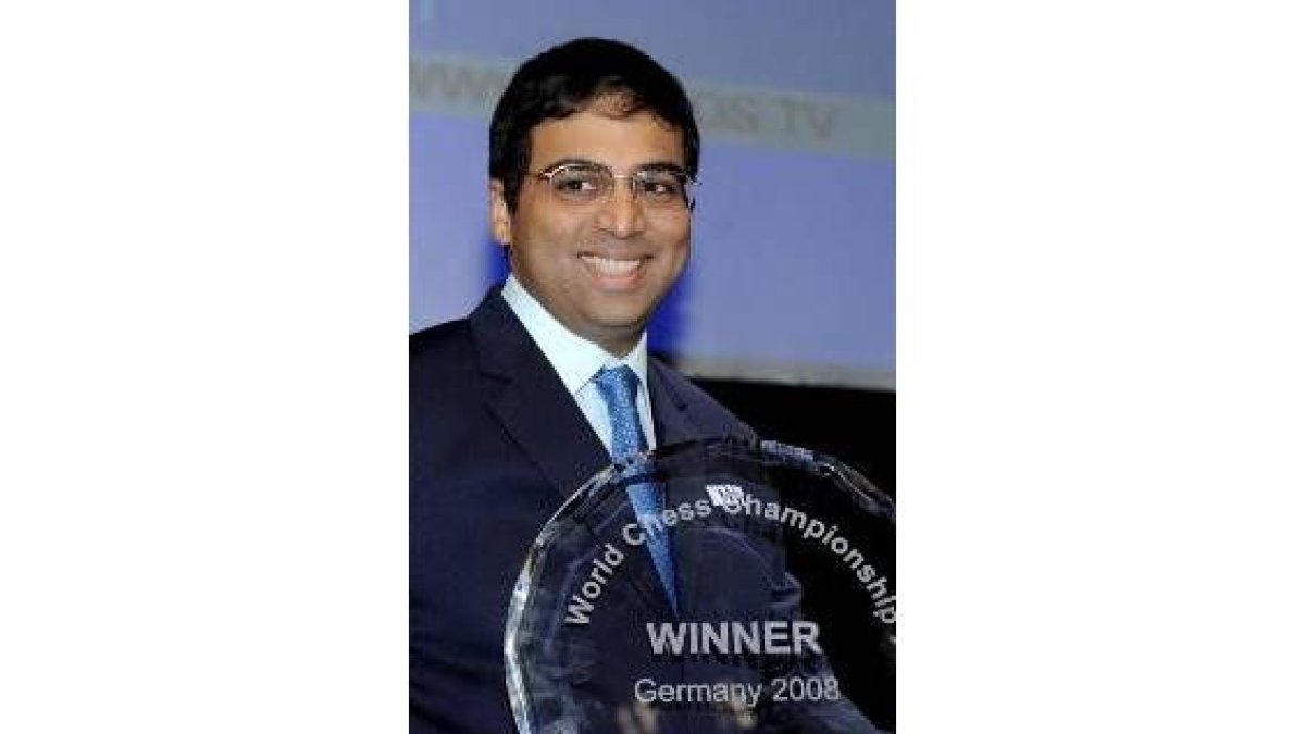 Anand, sonriente con su trofeo de campeón del mundo
