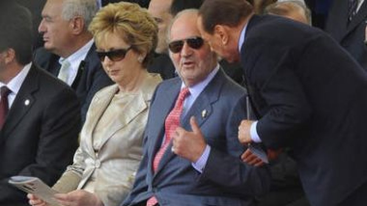 El rey Juan Carlos conversa con Silvio Berlusconi.