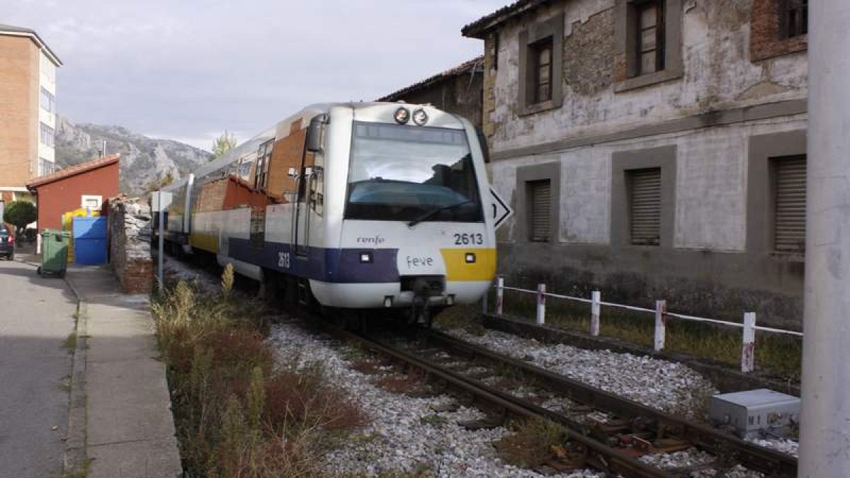 Un tren de Feve entra en la estación de ferrocarril de Cistierna. CAMPOS