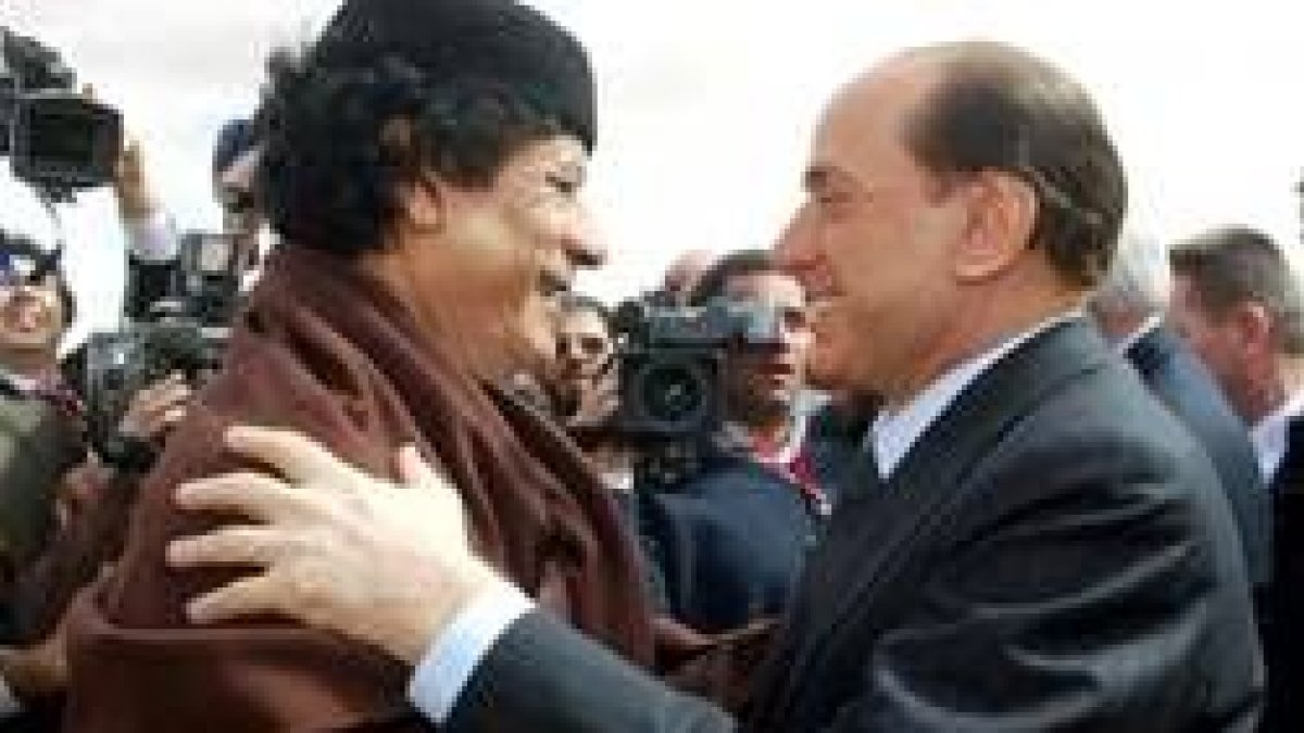 Gadafi y Berlusconi se abrazan en el desierto libio de Sirte