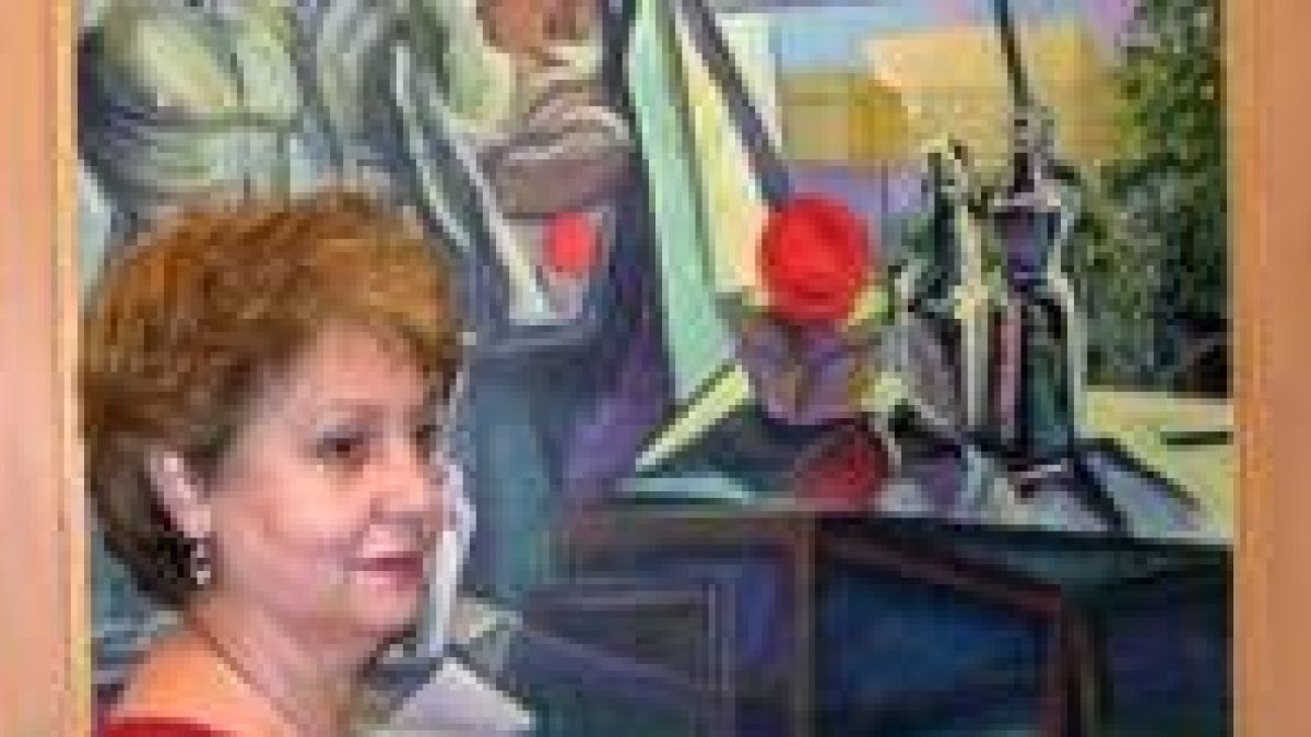 La pintora madrileña Carmen García Velasco posa junto a una de sus obras