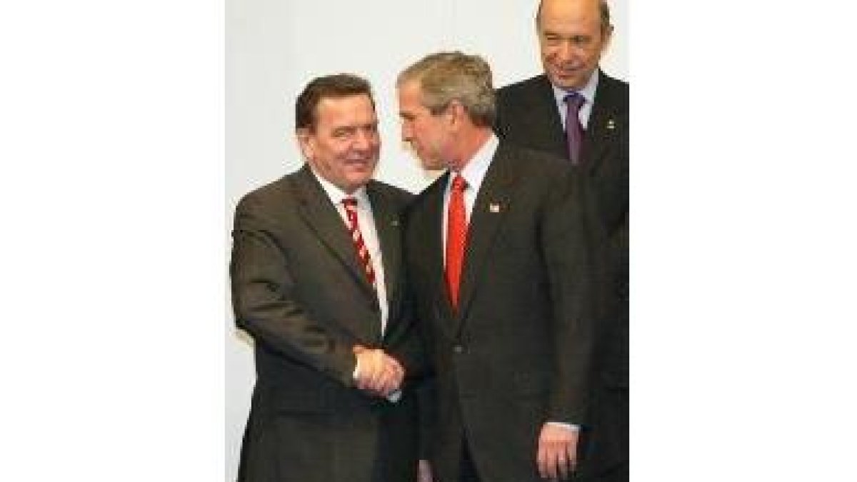 Schröeder y Bush, por fin, se dieron la mano en Praga