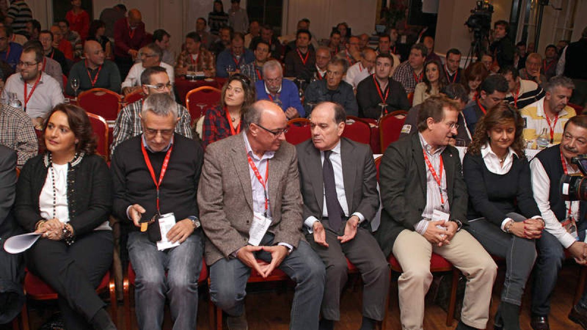 El consejero, en el centro, en el VI Congreso de MCA-UGT en Castilla y León celebrado ayer.