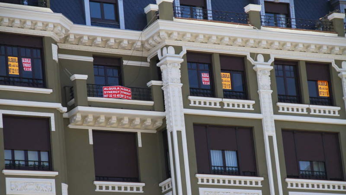 Un edificio de viviendas, con varios carteles para el alquiler. NUNO G. APARICIO