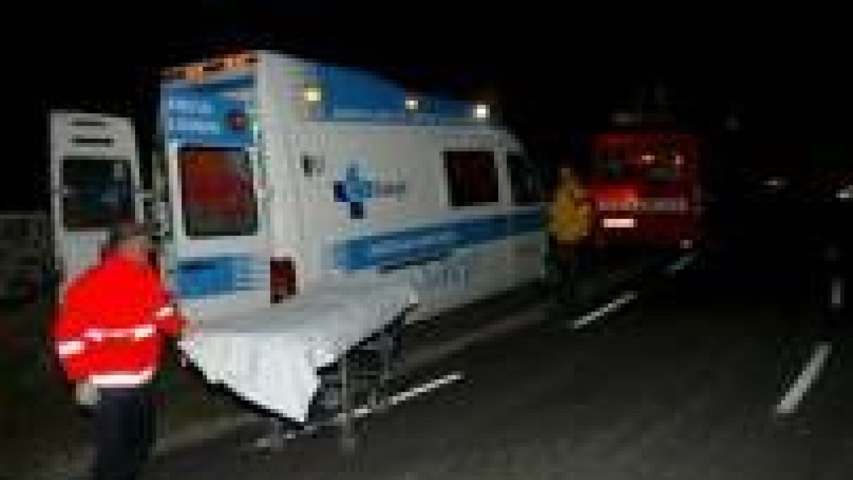 Las ambulancias no pudieron acceder hasta el lugar del accidente por lo escarpado del terreno