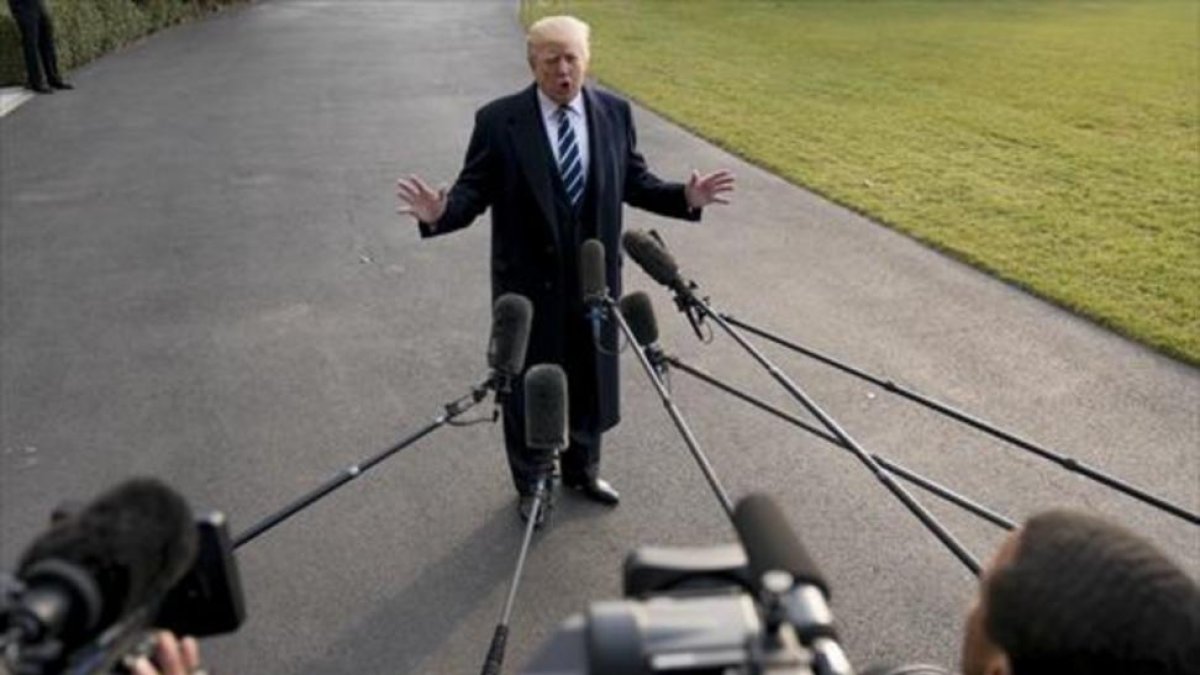 Donald Trump atiende a los medios, ayer, en la Casa Blanca.