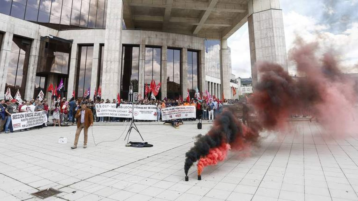 Los trabajadores leoneses de Vestas se concentraron ante la sede de la Junta para intentar evitar el cierre de cuatro de sus siete líneas de producción. CARLOS S. CAMPILLO