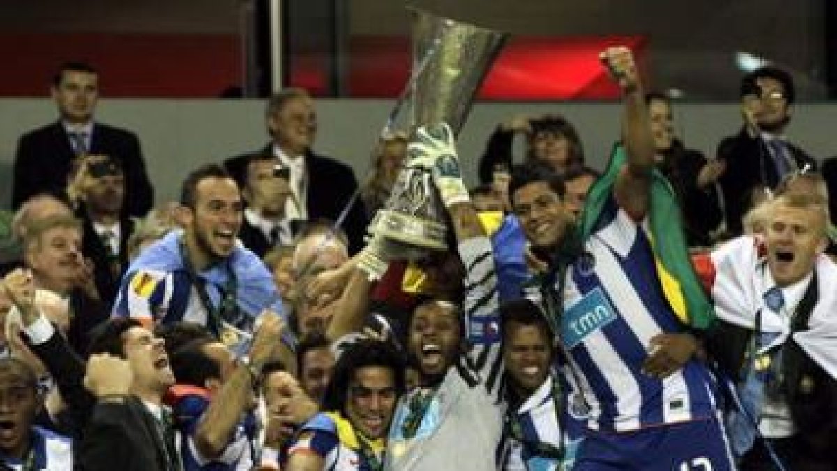 El capitán del Oporto, Helton, levanta el trofeo de campeón junto a sus compañeros.
