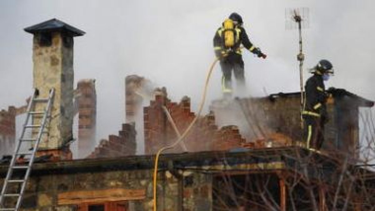 Los bomberos, en la extinción de un incendio el año pasado en la ancaresa Pereda.