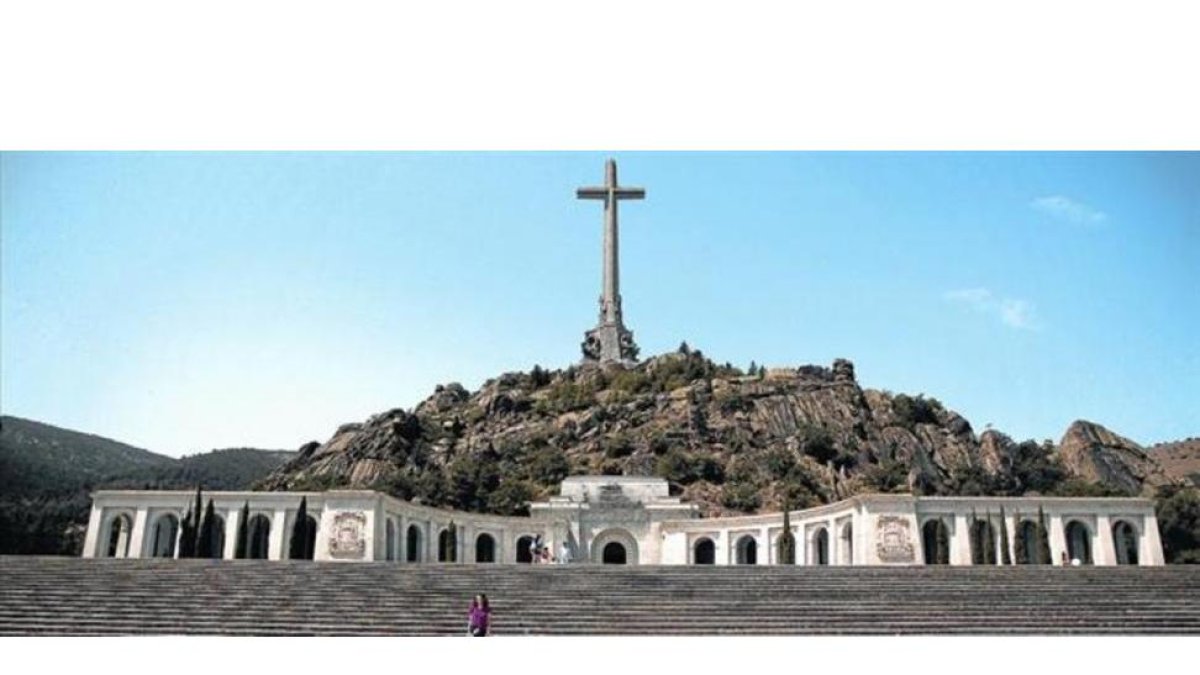 Para nostálgicos y turistas Una mujer se fotografía en el Valle de los Caídos, con el mausoleo donde reposan los restos de Franco al fondo.