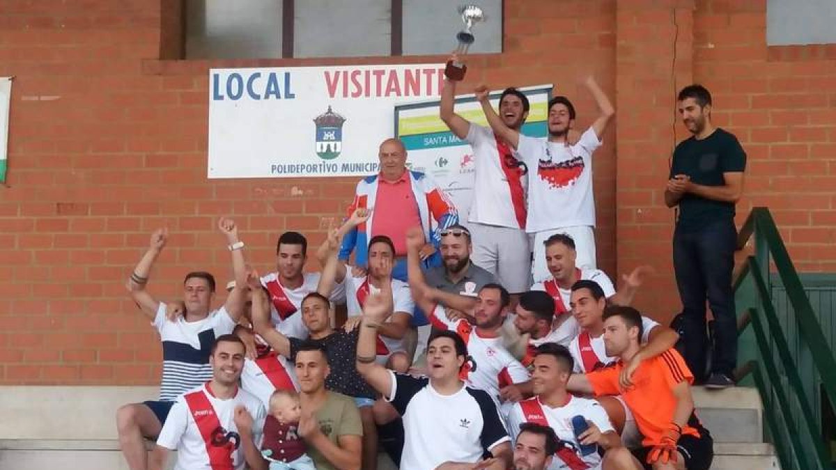 Los jugadores del Villarrín posan con el trofeo de campeón. DL