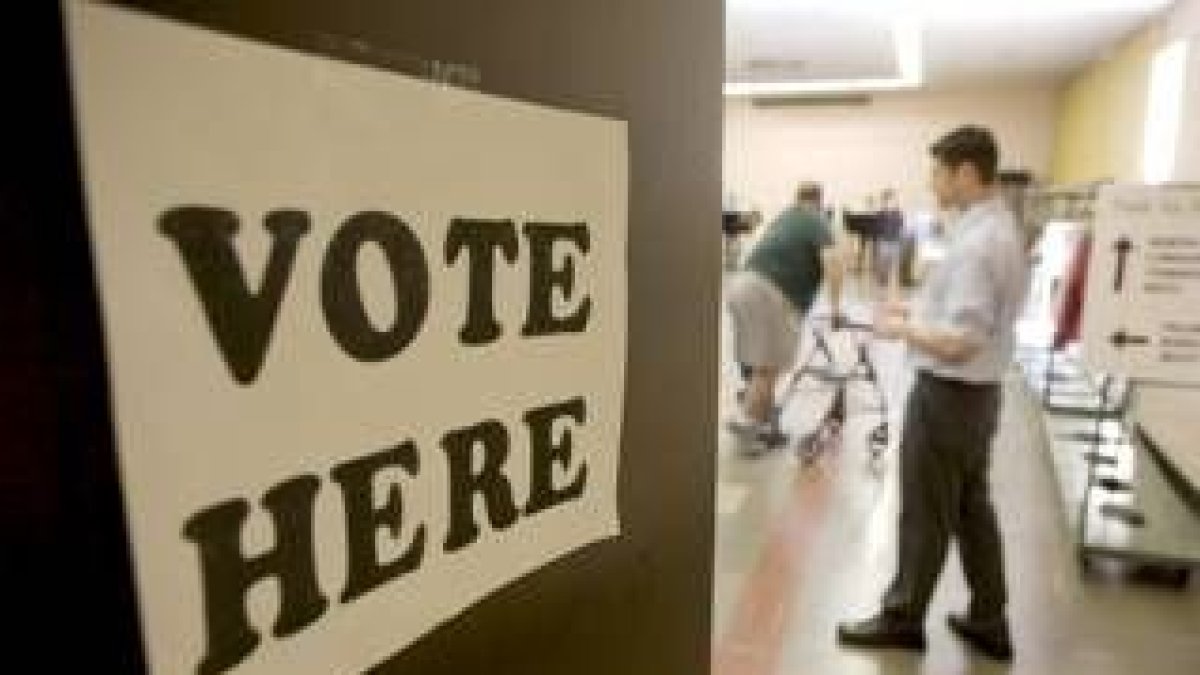 Un votante hace cola para ejercitar su derecho en un colegio electoral de Palmyra, en Pensilvania
